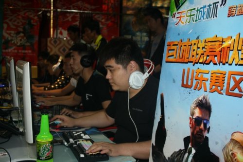 裙摆与草色 裙摆与草色